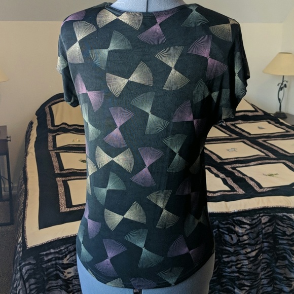 4 for $20🌷Clearance! Geometric print top - Picture 3 of 4
